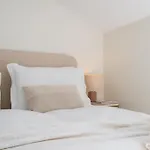 Lejlighed Extravagant Newly Renovated Penthouse With Sea Views *