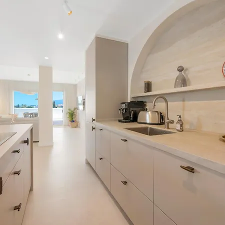 شقة Extravagant Newly Renovated Penthouse With Sea Views *