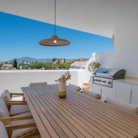 Extravagant Newly Renovated Penthouse With Sea Views شقة