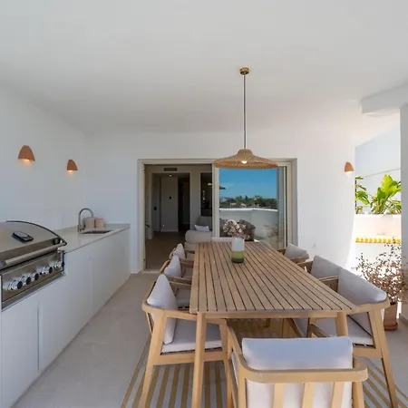 Extravagant Newly Renovated Penthouse With Sea Views Lejlighed