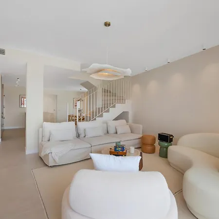 Extravagant Newly Renovated Penthouse With Sea Views 아파트 *