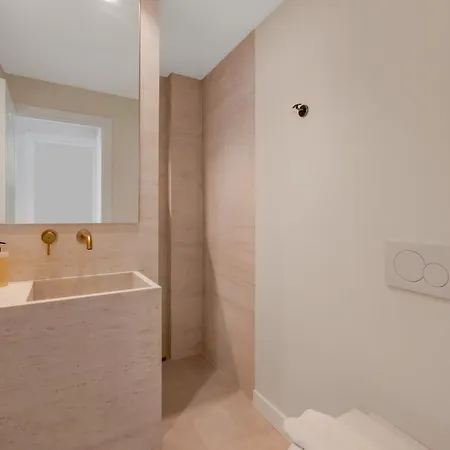 Extravagant Newly Renovated Penthouse With Sea Views Lägenhet