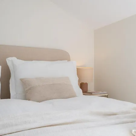 Apartment Extravagant Newly Renovated Penthouse With Sea Views *