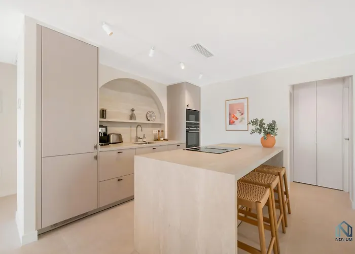 Apartment Extravagant Newly Renovated Penthouse With Sea Views *