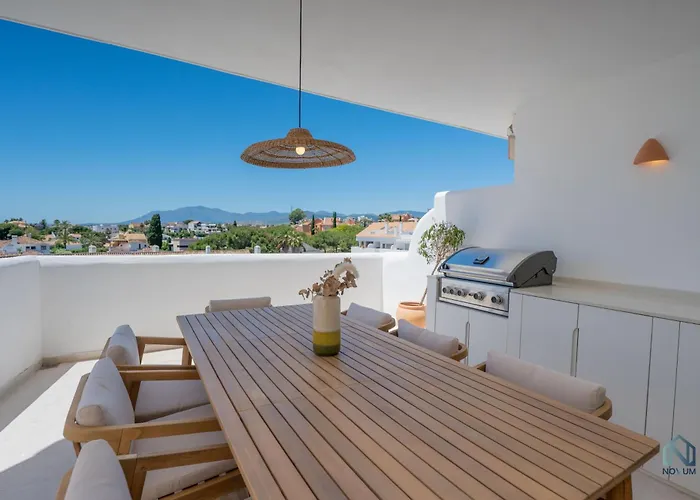 Extravagant Newly Renovated Penthouse With Sea Views Lejlighed
