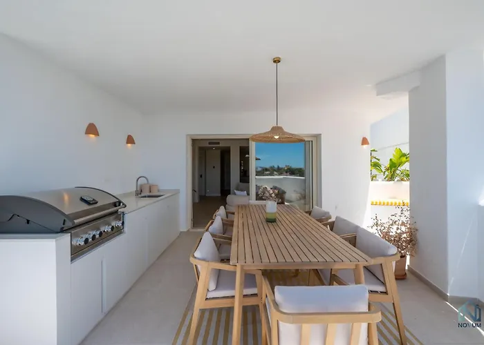 Extravagant Newly Renovated Penthouse With Sea Views Apartman